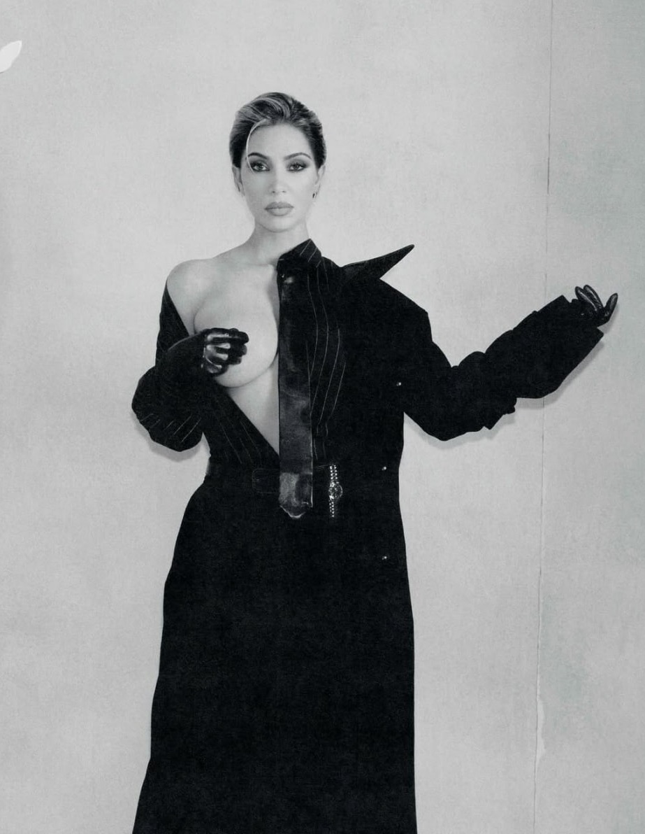 Ким Кардашьян попробовала себя в образе модели боди-арт