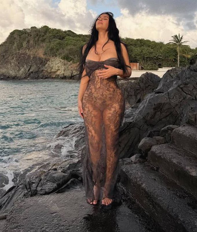 «Я всё еще не юрист, но с удовольствием играю стильного адвоката на экране»: Ким Кардашьян поделилась своими печалями и радостями «Я всё еще не юрист, но с удовольствием играю стильного адвоката на экране»: Ким Кардашьян поделилась своими печалями и радостями