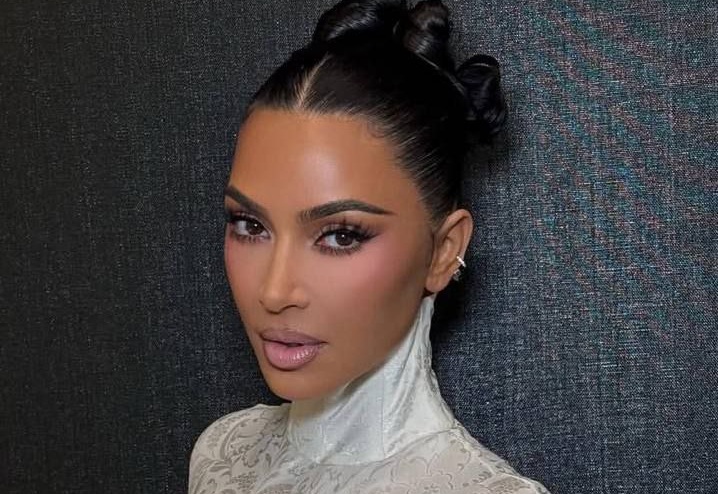 «Я всё еще не юрист, но с удовольствием играю стильного адвоката на экране»: Ким Кардашьян поделилась своими печалями и радостями