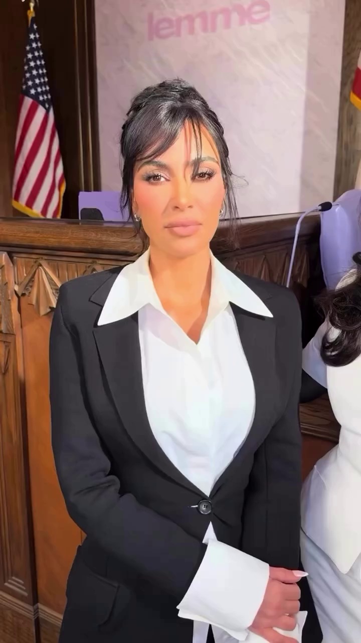 «Я всё еще не юрист, но с удовольствием играю стильного адвоката на экране»: Ким Кардашьян поделилась своими печалями и радостями «Я всё еще не юрист, но с удовольствием играю стильного адвоката на экране»: Ким Кардашьян поделилась своими печалями и радостями