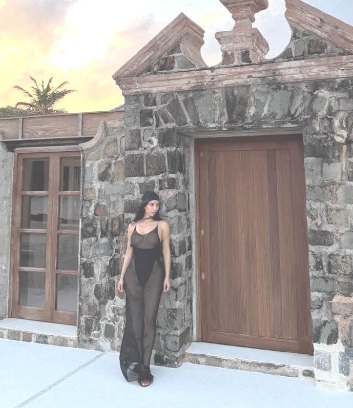 «Я всё еще не юрист, но с удовольствием играю стильного адвоката на экране»: Ким Кардашьян поделилась своими печалями и радостями «Я всё еще не юрист, но с удовольствием играю стильного адвоката на экране»: Ким Кардашьян поделилась своими печалями и радостями