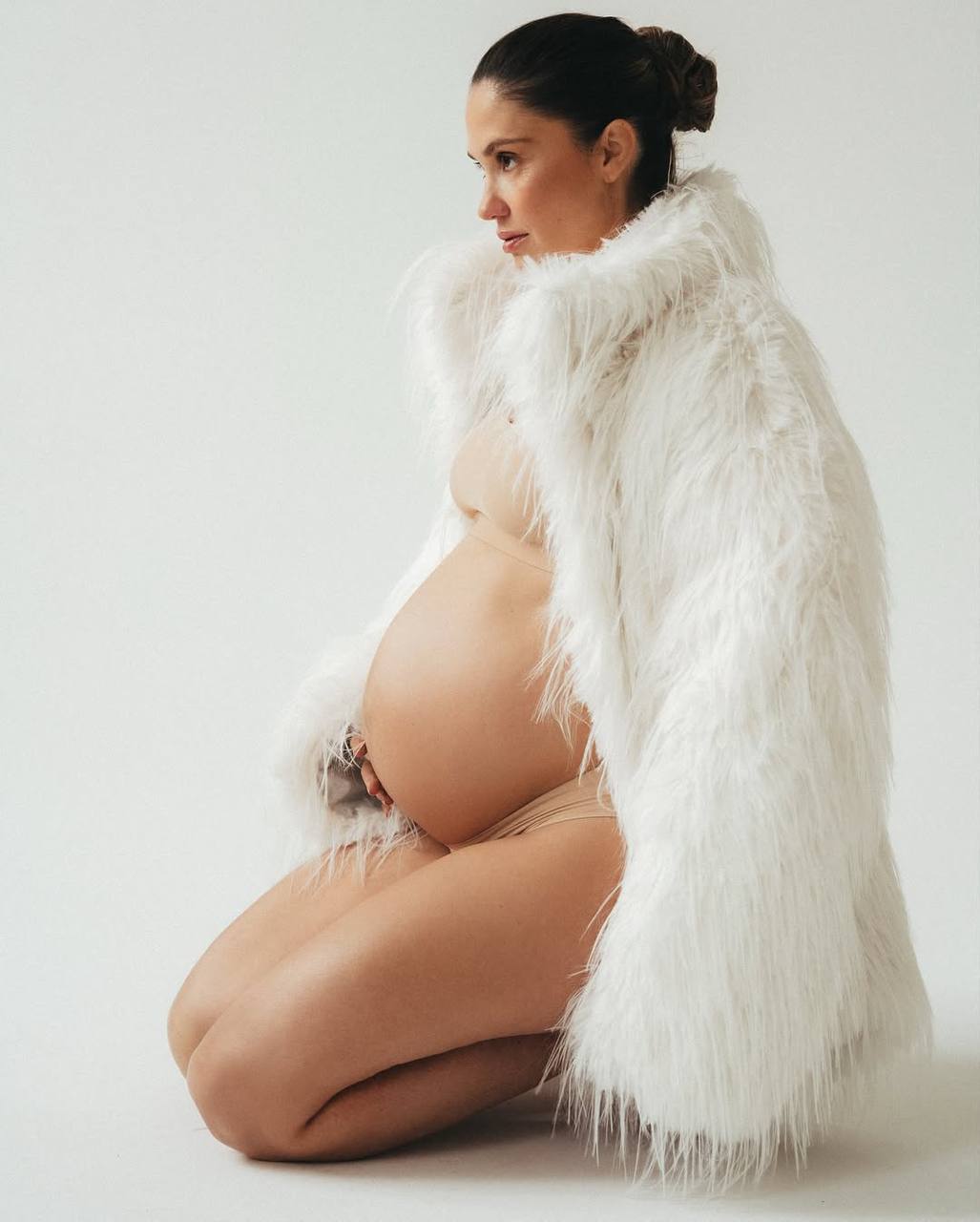 «То есть я так хорошо выгляжу, что люди думают, что у меня накладной живот?»: Агата Муцениеце ответила хейтерам смелой фотосессией