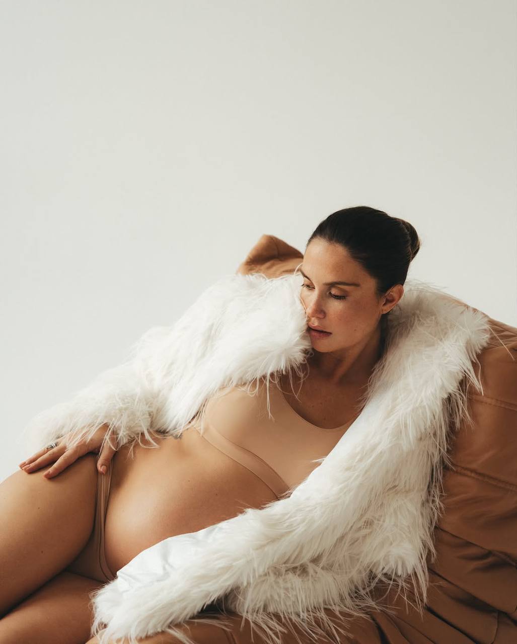 «То есть я так хорошо выгляжу, что люди думают, что у меня накладной живот?»: Агата Муцениеце ответила хейтерам смелой фотосессией