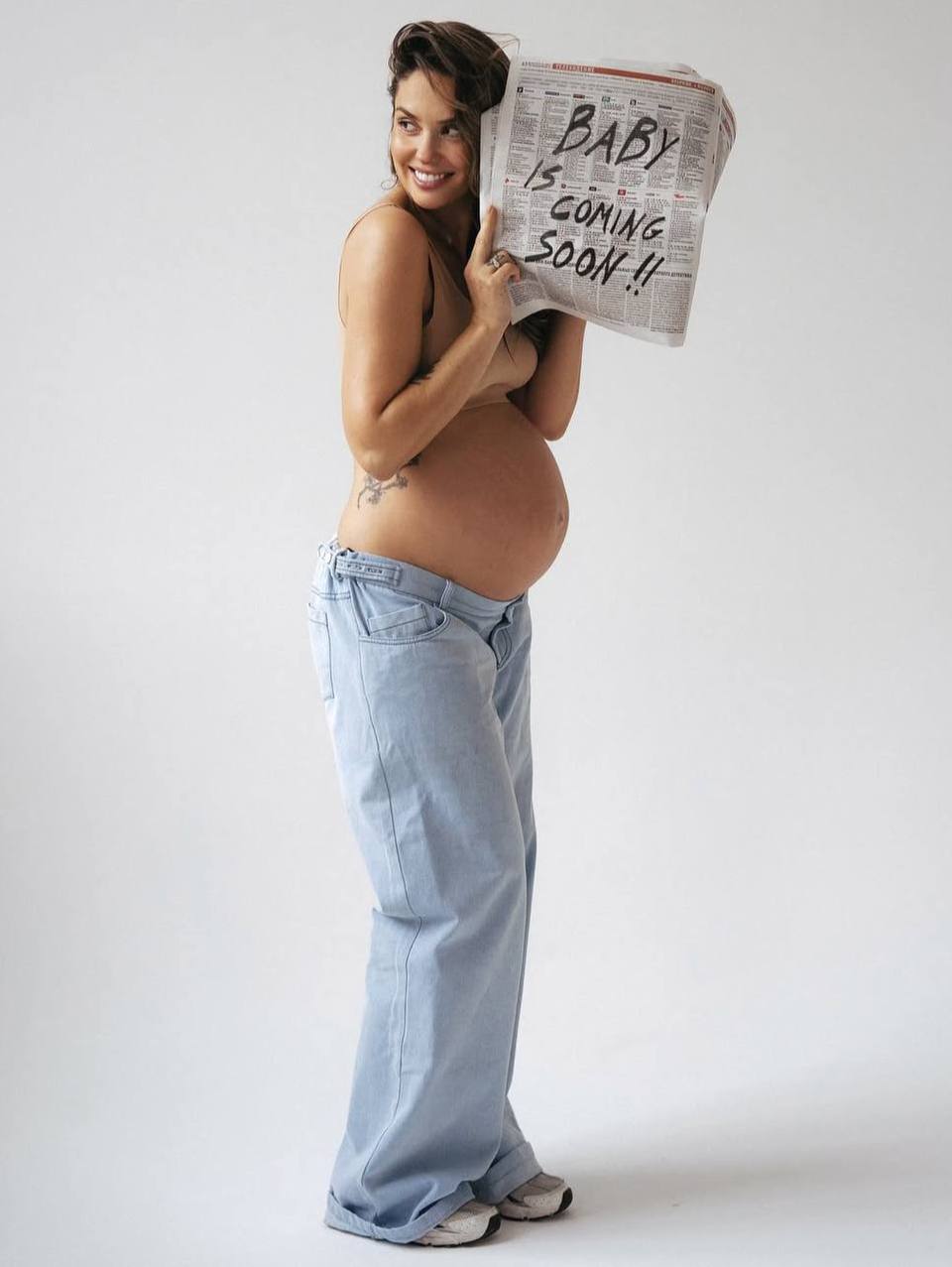 «То есть я так хорошо выгляжу, что люди думают, что у меня накладной живот?»: Агата Муцениеце ответила хейтерам смелой фотосессией