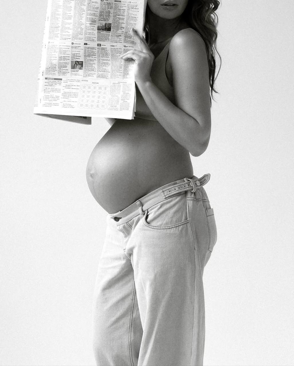 «То есть я так хорошо выгляжу, что люди думают, что у меня накладной живот?»: Агата Муцениеце ответила хейтерам смелой фотосессией