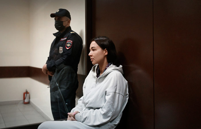 Блогер Валерия Чекалина забеременела, находясь под домашним арестом