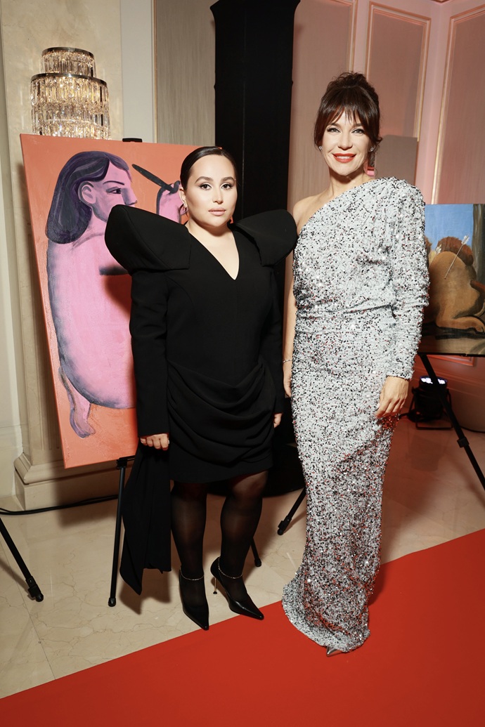 Для меня важно, чтобы каждый творческий человек смело искал и создавал новые формы: художница Хатуна Аташян сделала Заре красивый подарок 