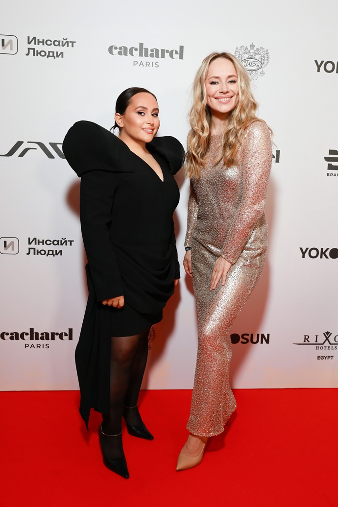 Для меня важно, чтобы каждый творческий человек смело искал и создавал новые формы: художница Хатуна Аташян сделала Заре красивый подарок 