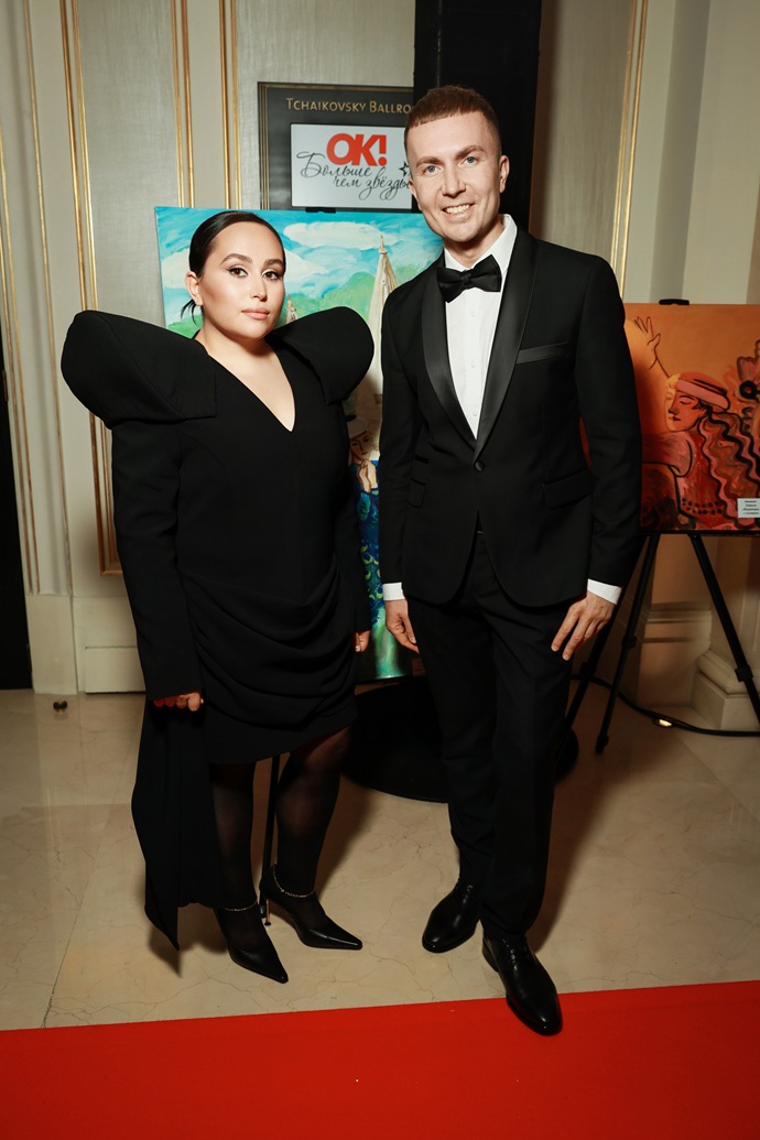 Для меня важно, чтобы каждый творческий человек смело искал и создавал новые формы: художница Хатуна Аташян сделала Заре красивый подарок 