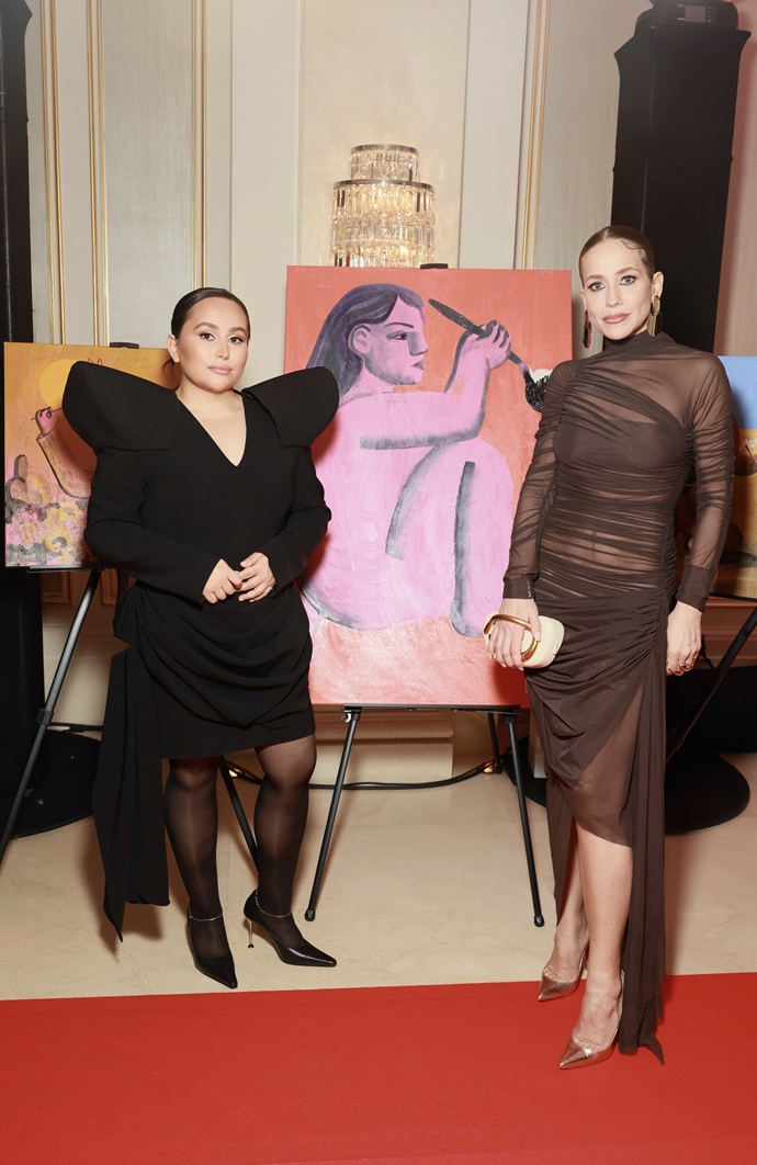 Для меня важно, чтобы каждый творческий человек смело искал и создавал новые формы: художница Хатуна Аташян сделала Заре красивый подарок 