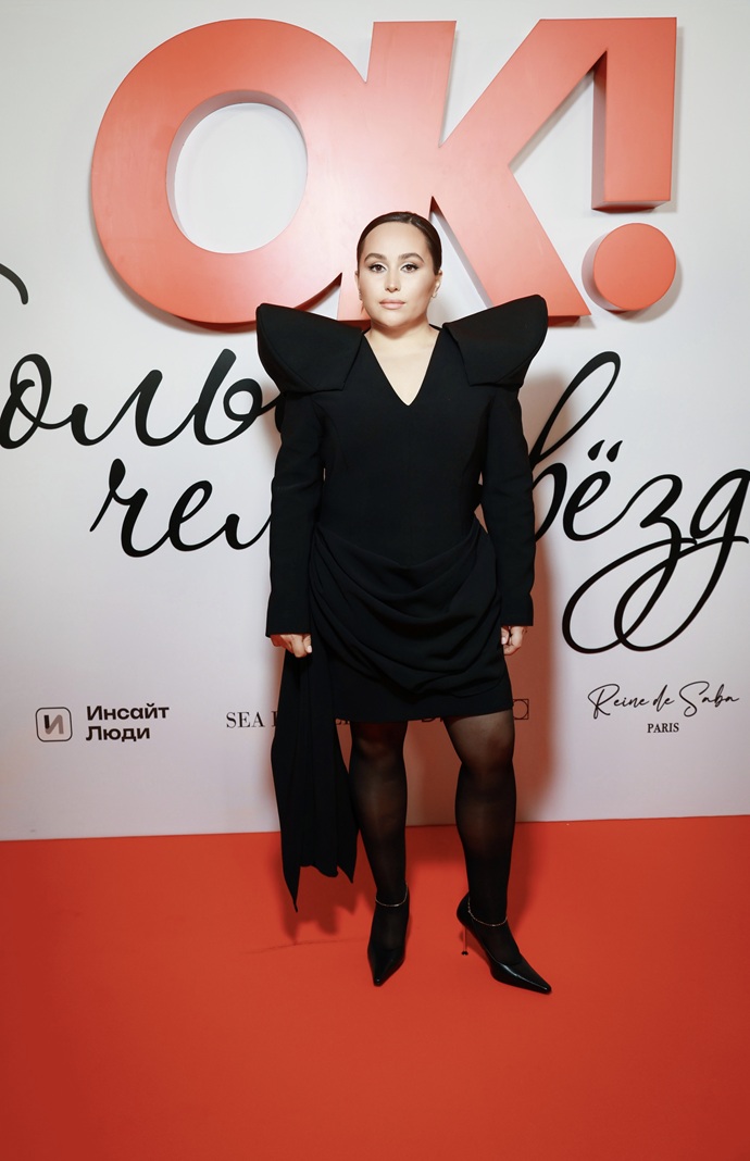 Для меня важно, чтобы каждый творческий человек смело искал и создавал новые формы: художница Хатуна Аташян сделала Заре красивый подарок 