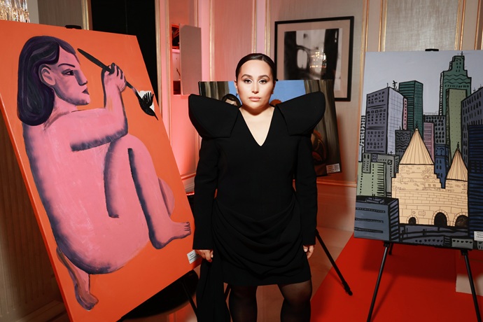 Для меня важно, чтобы каждый творческий человек смело искал и создавал новые формы: художница Хатуна Аташян сделала Заре красивый подарок 