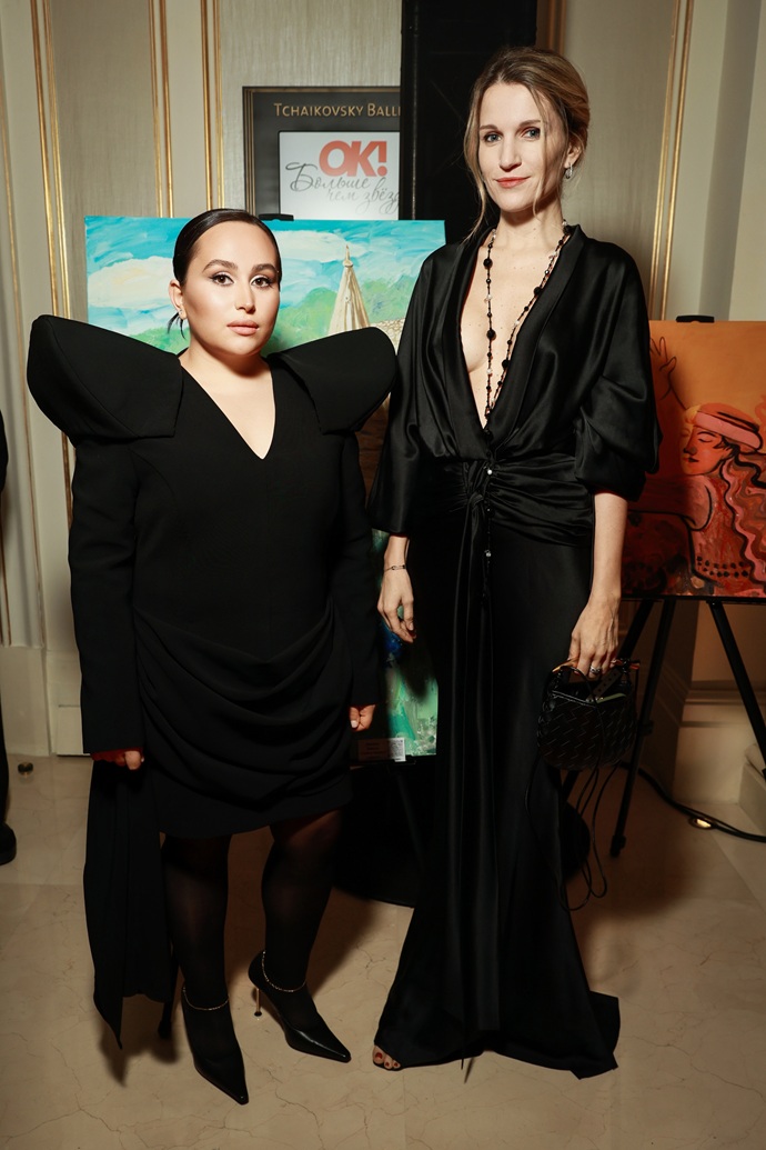 Для меня важно, чтобы каждый творческий человек смело искал и создавал новые формы: художница Хатуна Аташян сделала Заре красивый подарок 