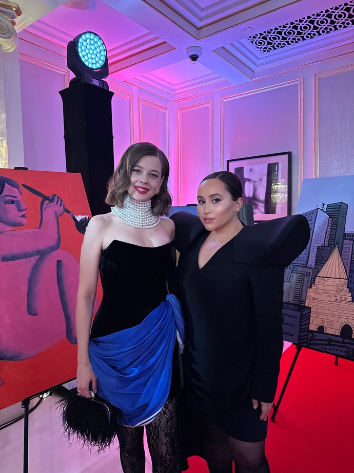 Для меня важно, чтобы каждый творческий человек смело искал и создавал новые формы: художница Хатуна Аташян сделала Заре красивый подарок 