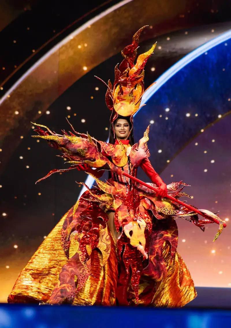 Закончившийся конкурс «Мисс Вселенная» запомнился экстравагантными нарядами участниц и скандалом, обернувшимся победой Закончившийся конкурс «Мисс Вселенная» запомнился экстравагантными нарядами участниц и скандалом, обернувшимся победой