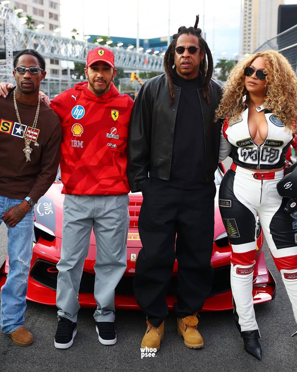 Бейонсе появилась на гонках «Формулы 1» в образе знаменитых грид-герлз Бейонсе появилась на гонках «Формулы 1» в образе знаменитых грид-герлз