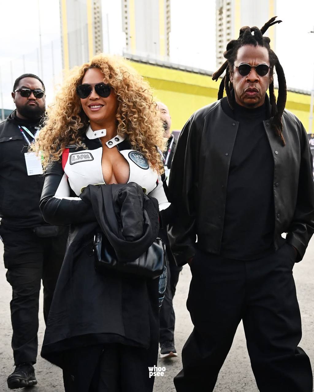 Бейонсе появилась на гонках «Формулы 1» в образе знаменитых грид-герлз Бейонсе появилась на гонках «Формулы 1» в образе знаменитых грид-герлз