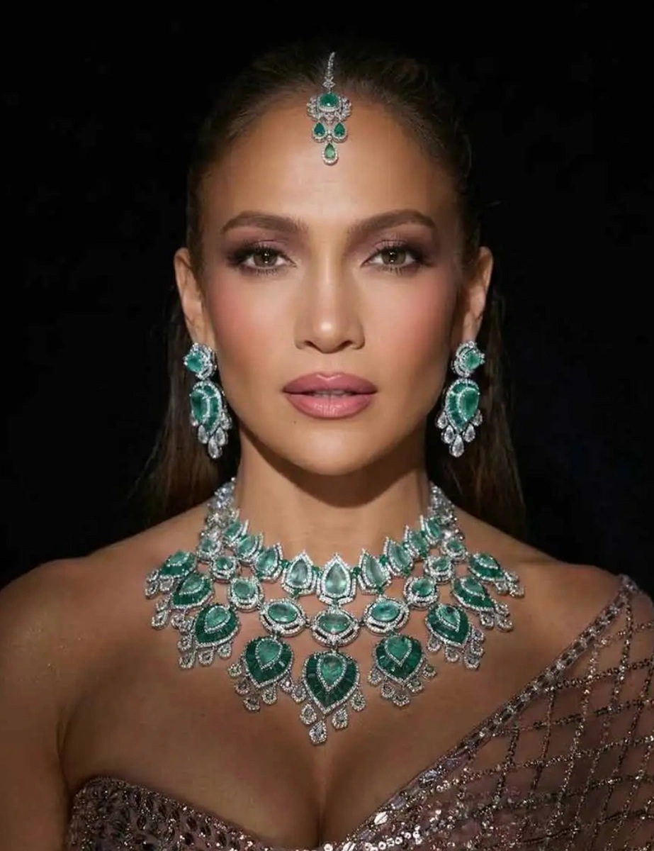 Кристаллы Swarovski и изумрудное ожерелье: Дженнифер Лопес сияла на индийской свадьбе
