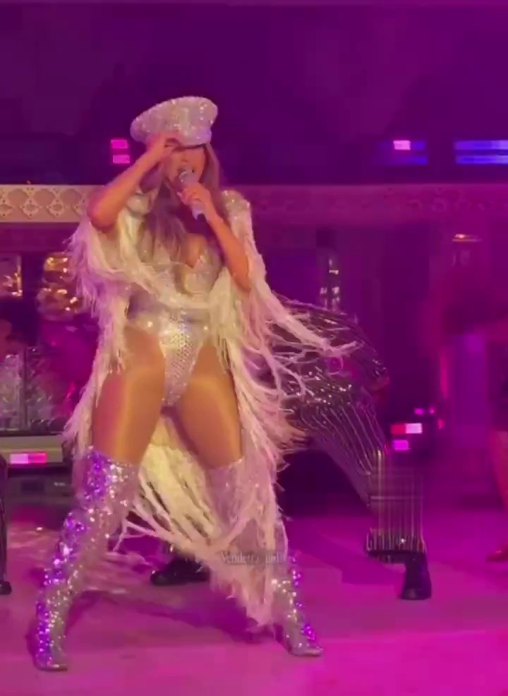 Кристаллы Swarovski и изумрудное ожерелье: Дженнифер Лопес сияла на индийской свадьбе