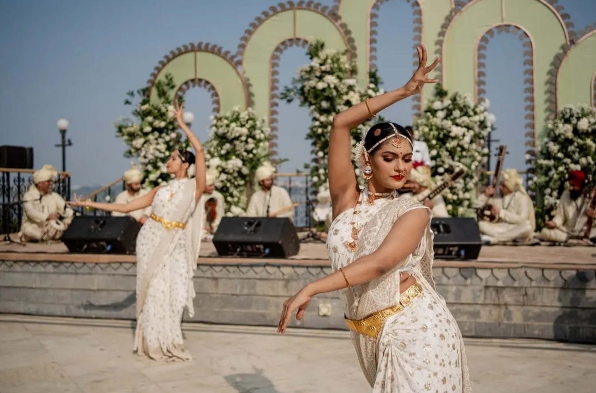 Кристаллы Swarovski и изумрудное ожерелье: Дженнифер Лопес сияла на индийской свадьбе