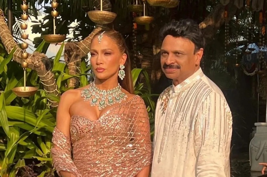 Кристаллы Swarovski и изумрудное ожерелье: Дженнифер Лопес сияла на индийской свадьбе