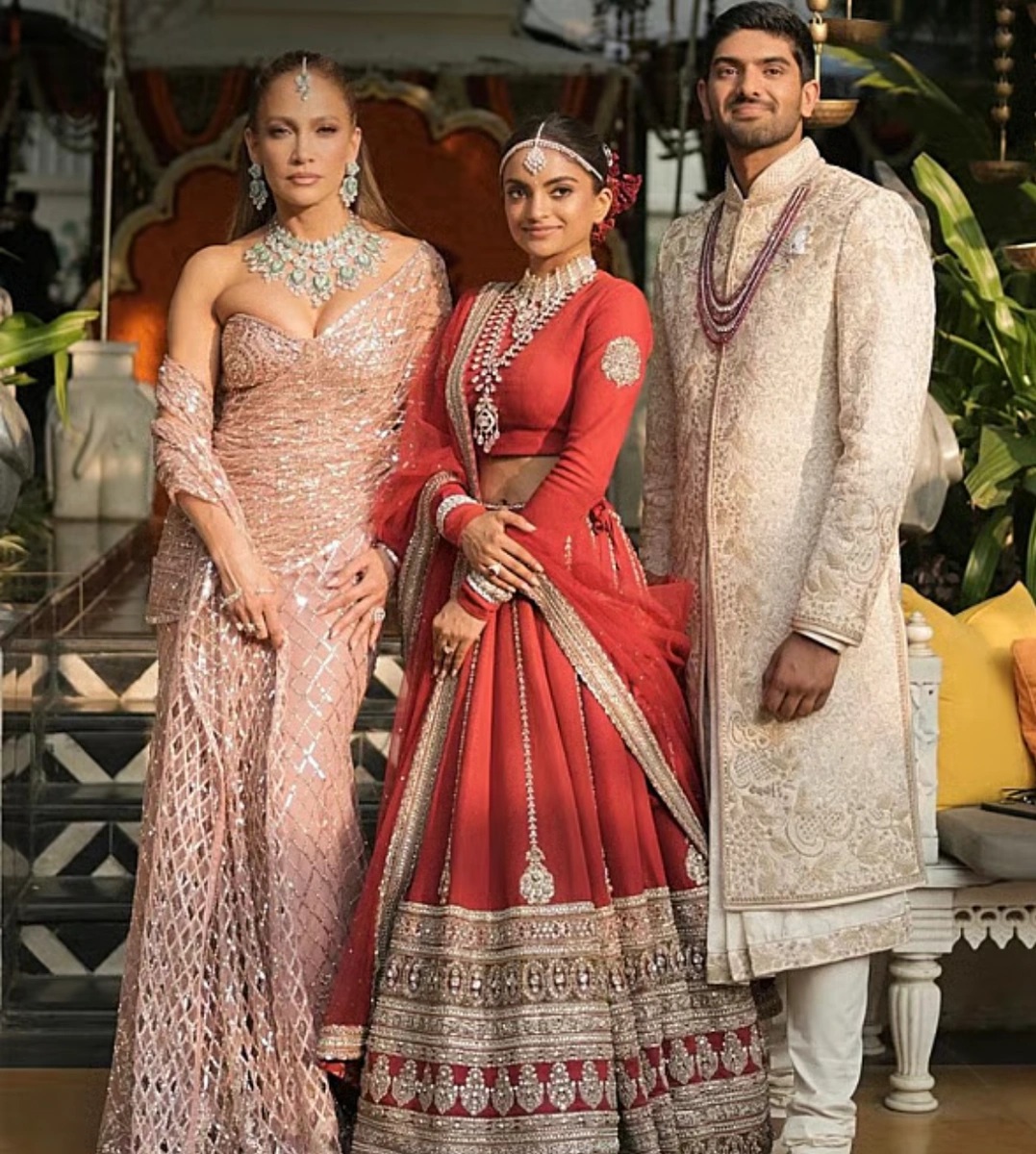 Кристаллы Swarovski и изумрудное ожерелье: Дженнифер Лопес сияла на индийской свадьбе