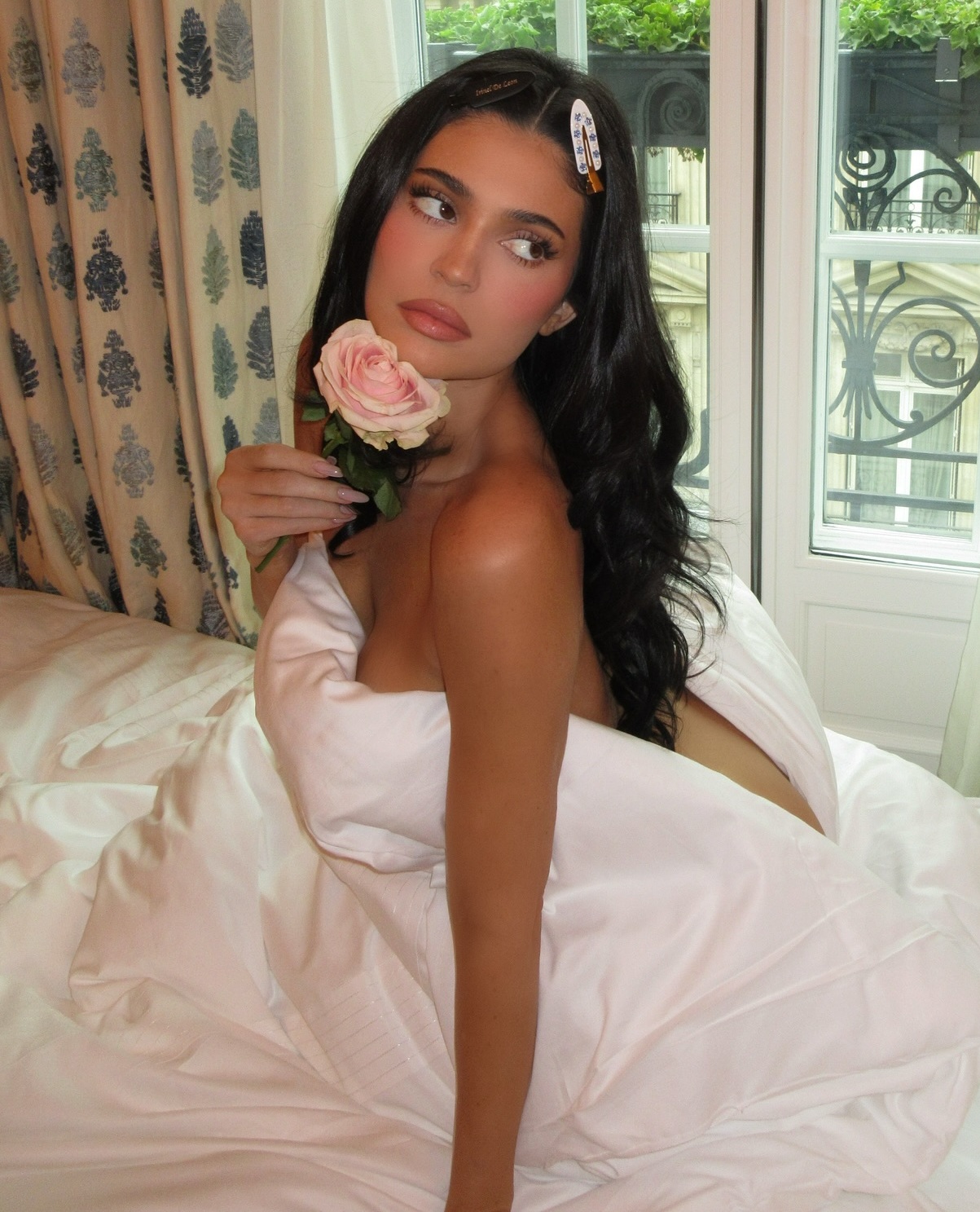 Это было идеальное воскресенье: Кайли Дженнер поделилась фотосессией в бикини у бассейна Это было идеальное воскресенье: Кайли Дженнер поделилась фотосессией в бикини у бассейна