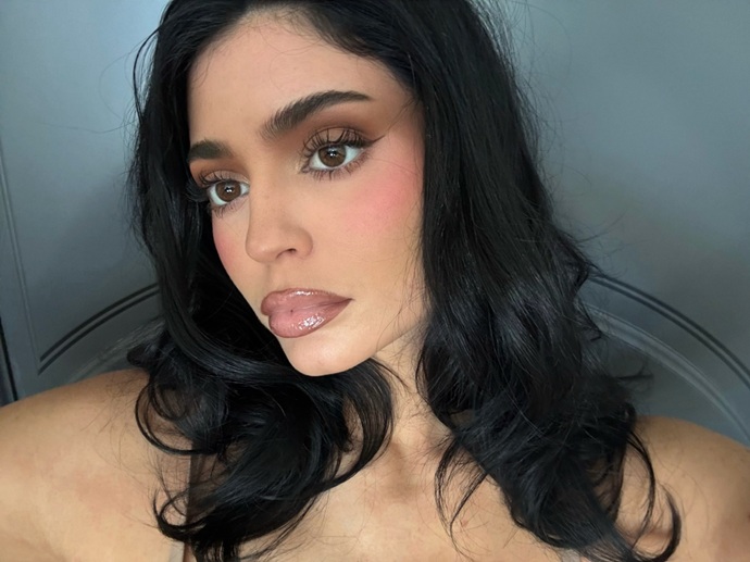 Это было идеальное воскресенье: Кайли Дженнер поделилась фотосессией в бикини у бассейна Это было идеальное воскресенье: Кайли Дженнер поделилась фотосессией в бикини у бассейна