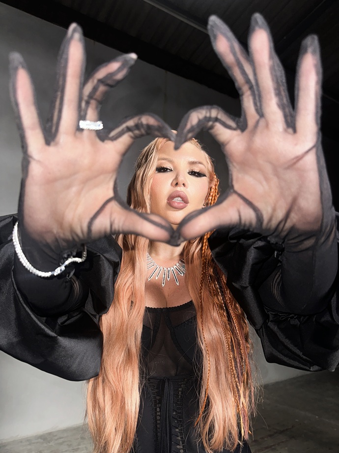 В своем новом клипе певица U4IKATANA сменила два десятка образов В своем новом клипе певица U4IKATANA сменила два десятка образов