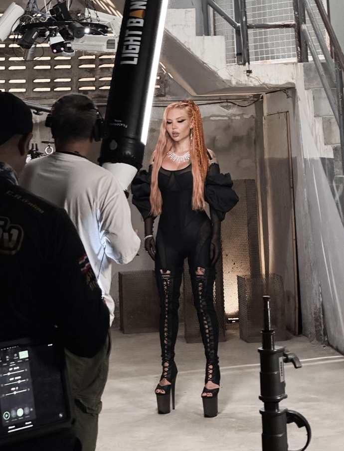 В своем новом клипе певица U4IKATANA сменила два десятка образов В своем новом клипе певица U4IKATANA сменила два десятка образов