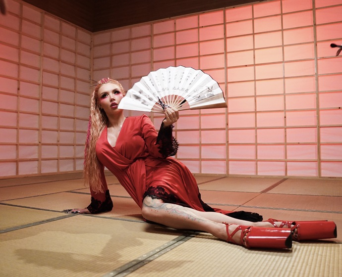 В своем новом клипе певица U4IKATANA сменила два десятка образов В своем новом клипе певица U4IKATANA сменила два десятка образов