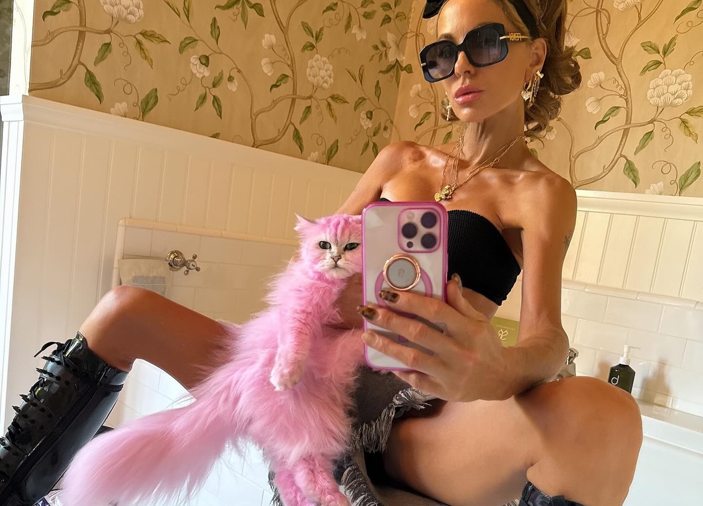 Экстравагантная Кейт Бекинсейл поделилась фантастической историей о том, что её зять несёт яйца