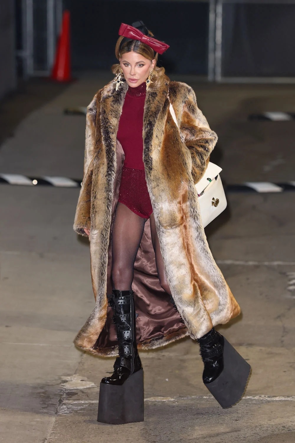 Экстравагантная Кейт Бекинсейл поделилась фантастической историей о том, что её зять несёт яйца Экстравагантная Кейт Бекинсейл поделилась фантастической историей о том, что её зять несёт яйца