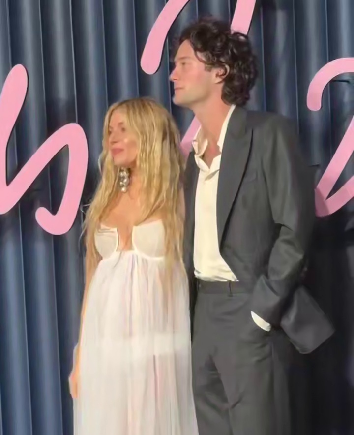 Сиена Миллер подтвердила третью беременность, появившись на модной премии в прозрачном платье