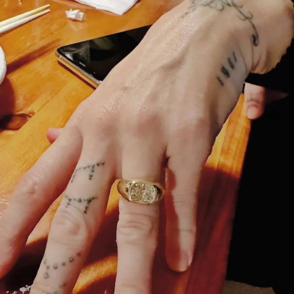 Майли Сайрус выходит замуж и уже похвасталась обручальным колечком Майли Сайрус выходит замуж и уже похвасталась обручальным колечком