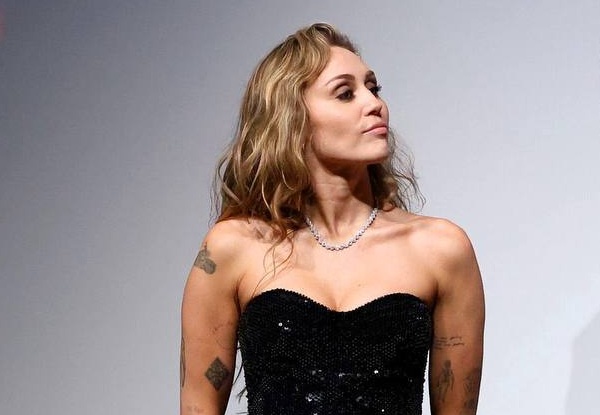 Майли Сайрус выходит замуж и уже похвасталась обручальным колечком