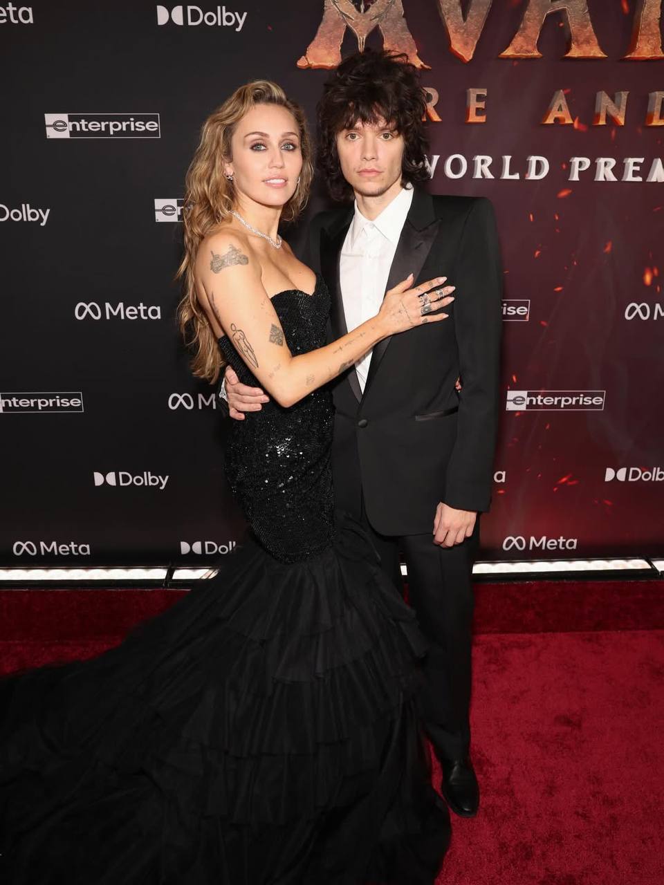 Майли Сайрус выходит замуж и уже похвасталась обручальным колечком Майли Сайрус выходит замуж и уже похвасталась обручальным колечком