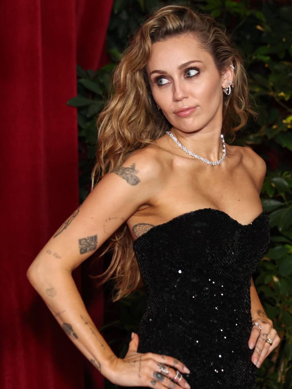 Майли Сайрус выходит замуж и уже похвасталась обручальным колечком Майли Сайрус выходит замуж и уже похвасталась обручальным колечком