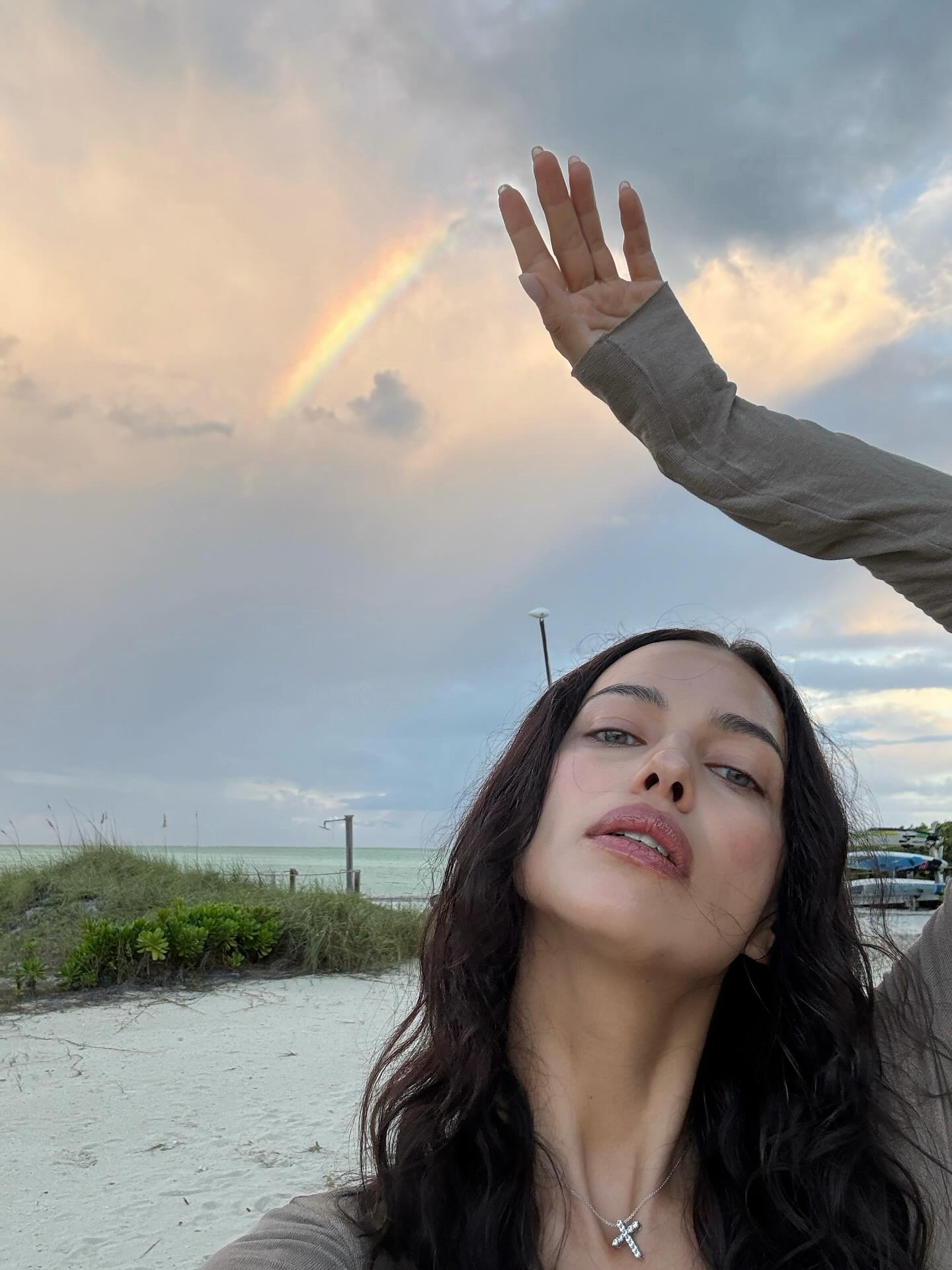 Солнце, йога и «перчинка»: Ирина Шейк поделилась фотографиями с отдыха