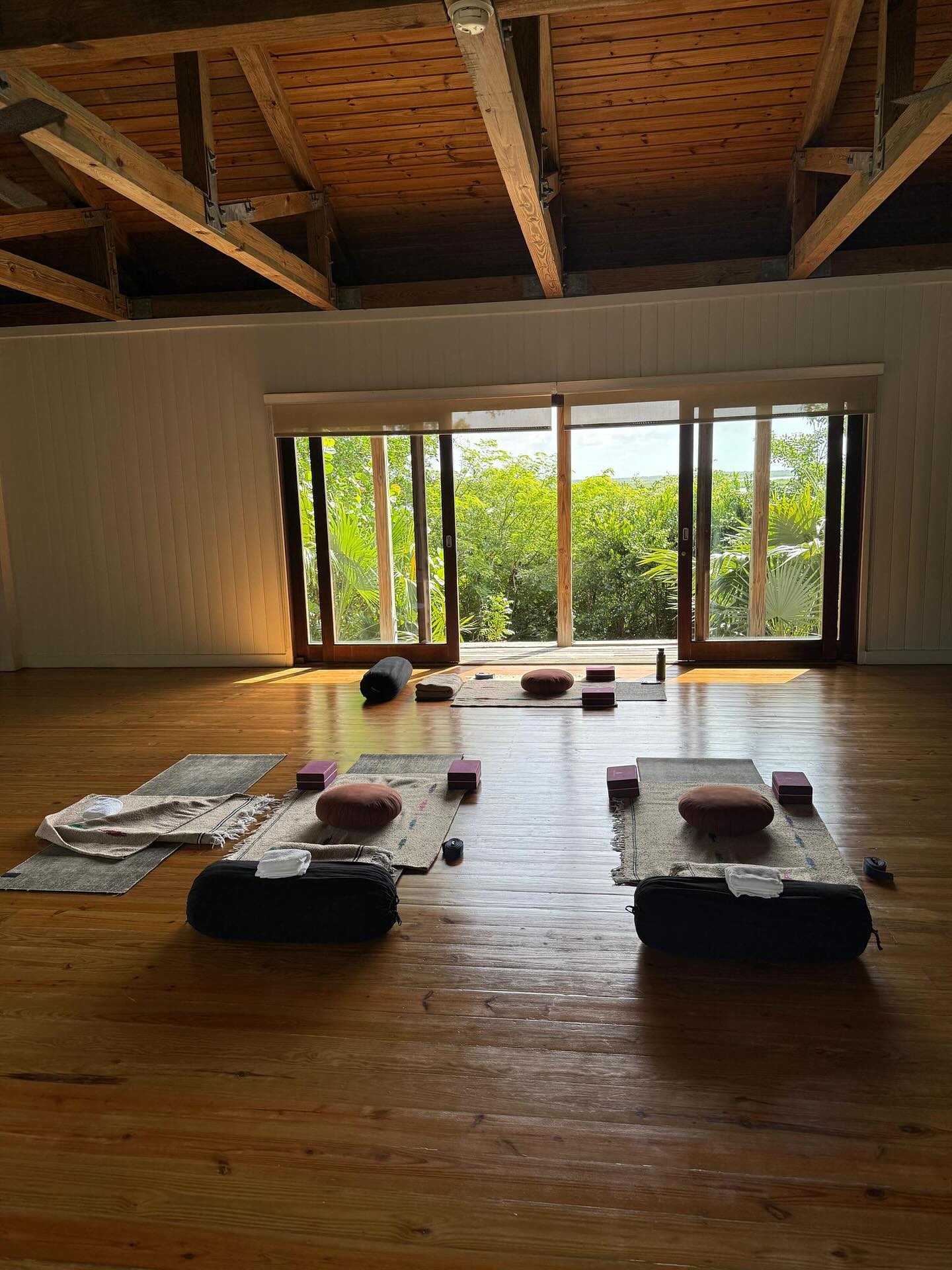 Солнце, йога и «перчинка»: Ирина Шейк поделилась фотографиями с отдыха