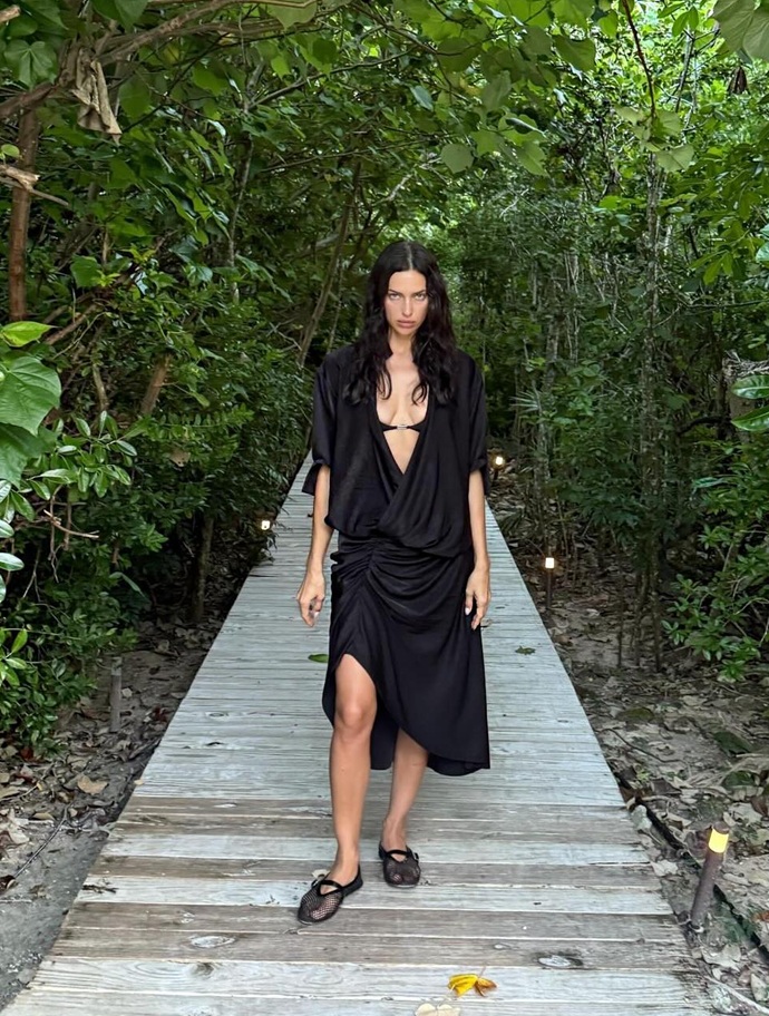 Солнце, йога и «перчинка»: Ирина Шейк поделилась фотографиями с отдыха