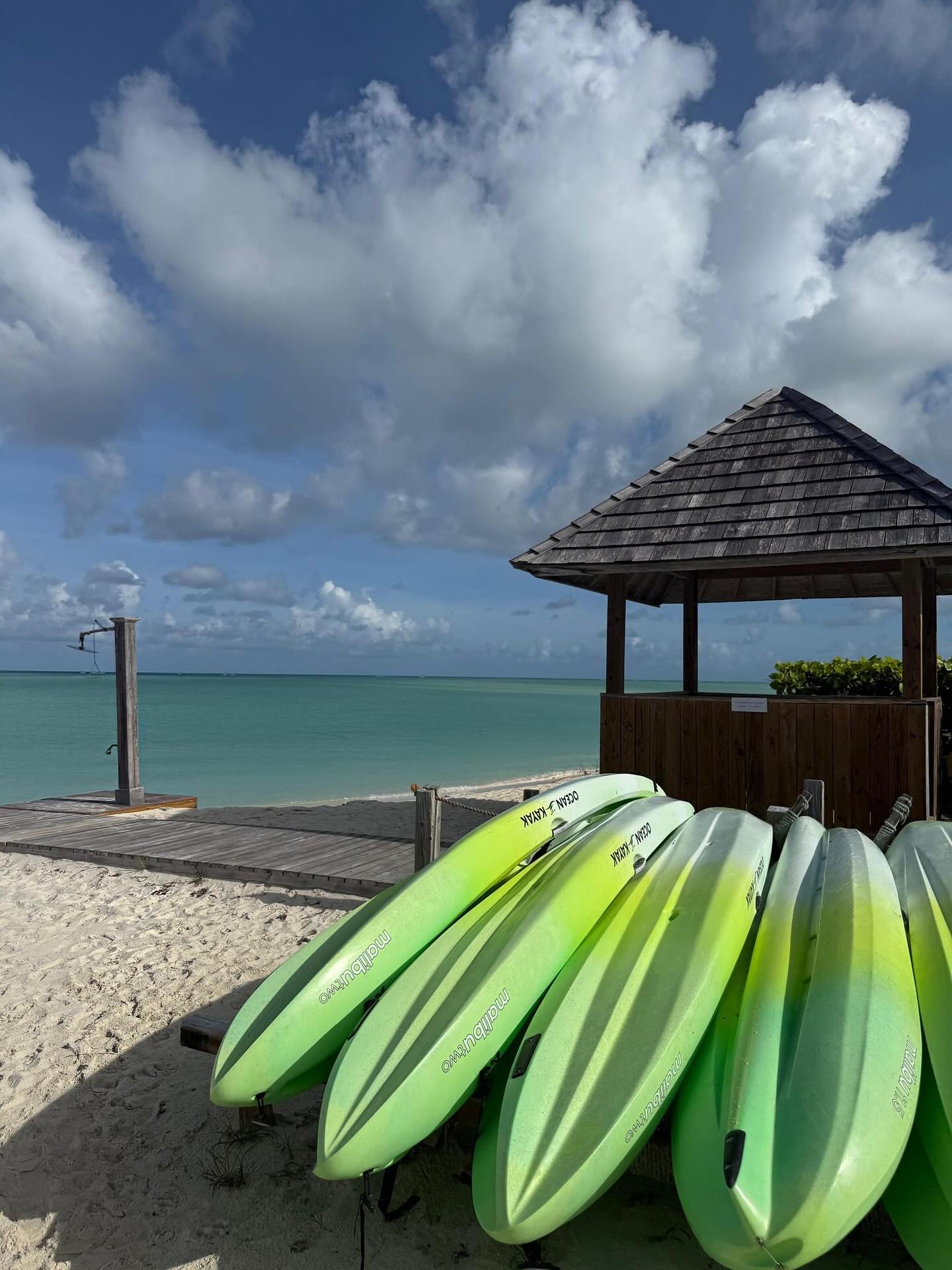 Солнце, йога и «перчинка»: Ирина Шейк поделилась фотографиями с отдыха