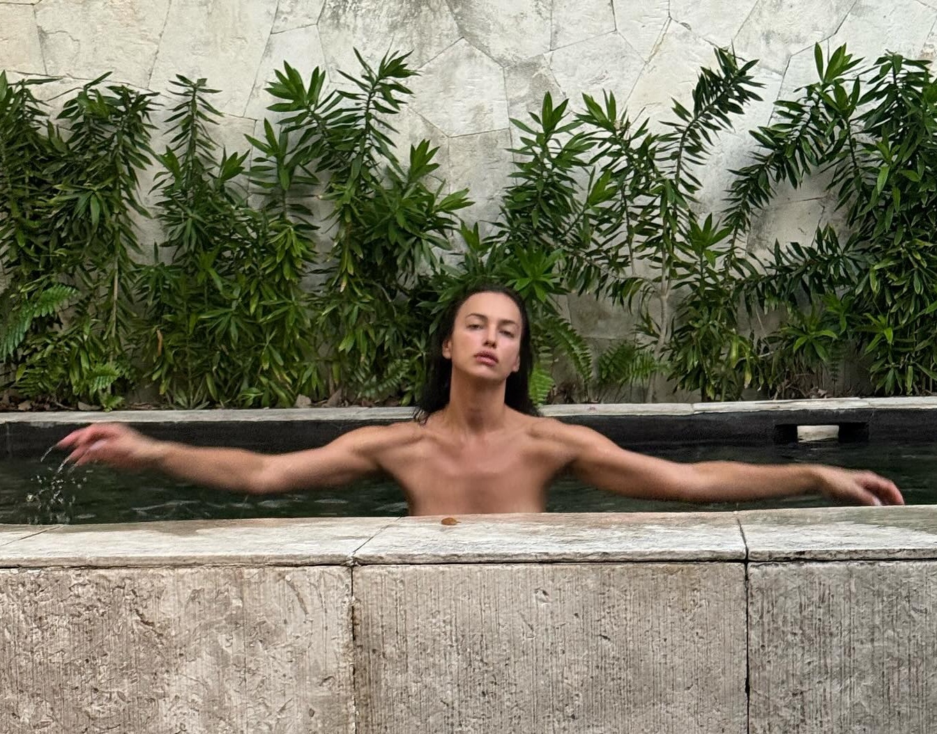 Солнце, йога и «перчинка»: Ирина Шейк поделилась фотографиями с отдыха