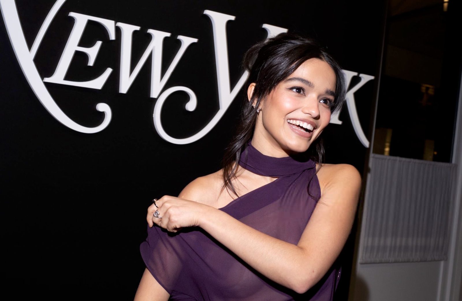 На коктейльной вечеринке Рэйчел Зеглер была совсем не похожа на скромницу Белоснежку