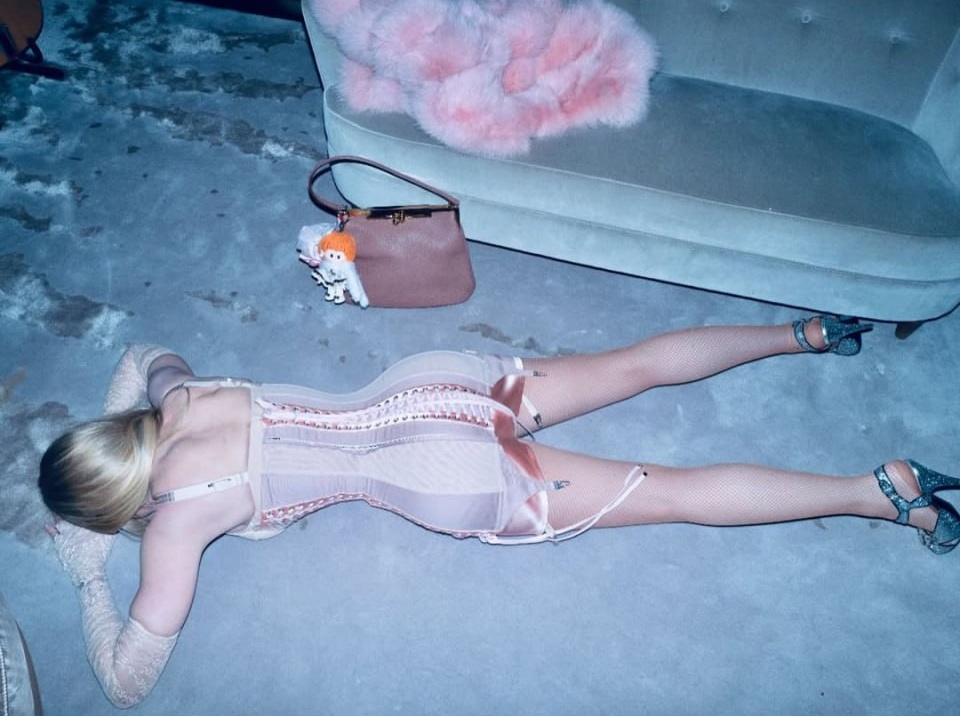 Мадонне снова слегка за 30. Певица вспомнила молодость в корсетах, мини-юбках и мехах Мадонне снова слегка за 30. Певица вспомнила молодость в корсетах, мини-юбках и мехах