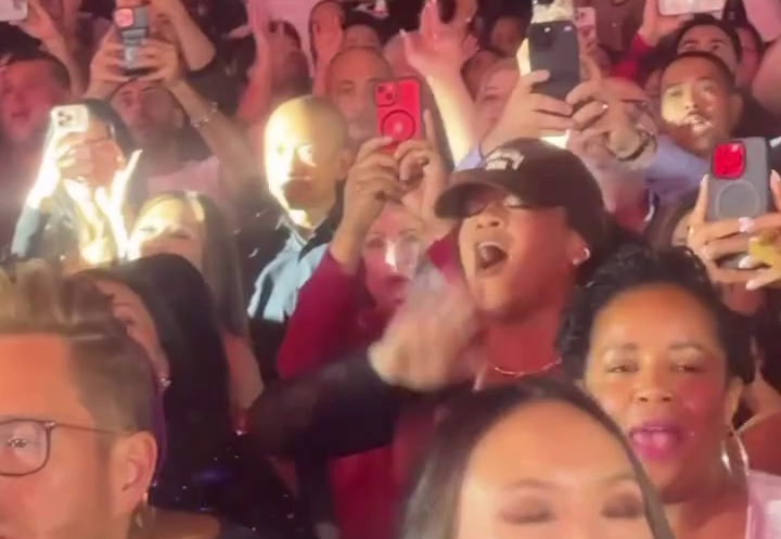 Тренч, легинсы, солнцезащитные очки и скандальчик на концерте: Рианна не сходит с полос светской хроники