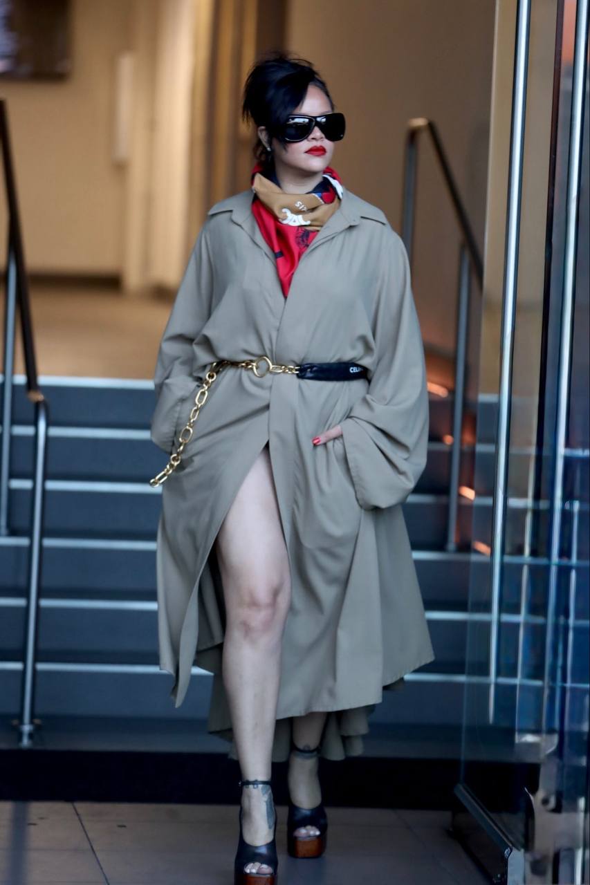 Тренч, легинсы, солнцезащитные очки и скандальчик на концерте: Рианна не сходит с полос светской хроники