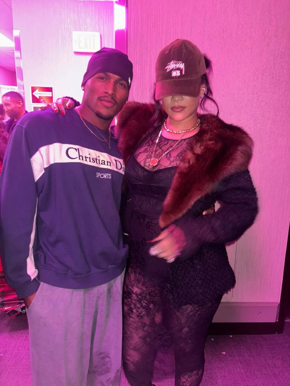 Тренч, легинсы, солнцезащитные очки и скандальчик на концерте: Рианна не сходит с полос светской хроники