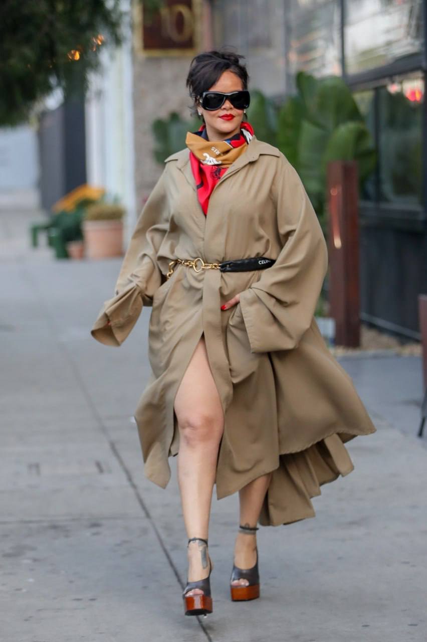 Тренч, легинсы, солнцезащитные очки и скандальчик на концерте: Рианна не сходит с полос светской хроники