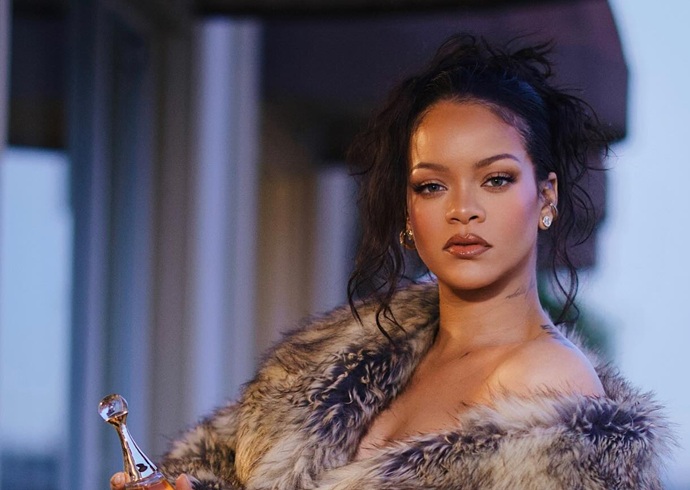 Тренч, легинсы, солнцезащитные очки и скандальчик на концерте: Рианна не сходит с полос светской хроники